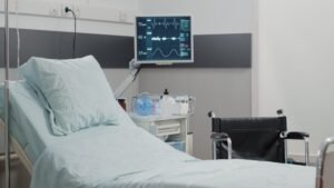 Cardiac patient monitoring equipment in a hospital room in Loni